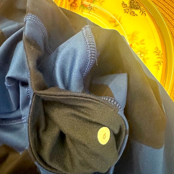 LULULEMON blue/black floral leggings sz 6 - Picture 9 of 9